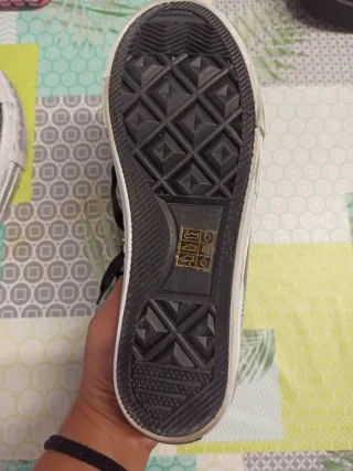 NUEVAS. Bambas negras y plateadas. talla 38