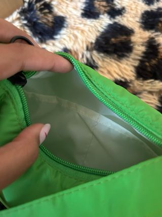Bolso verde con flor