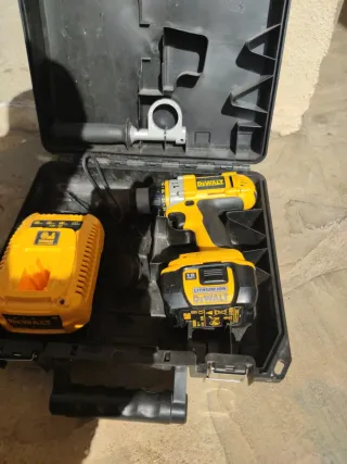 Taladro a batería DeWalt con maletín