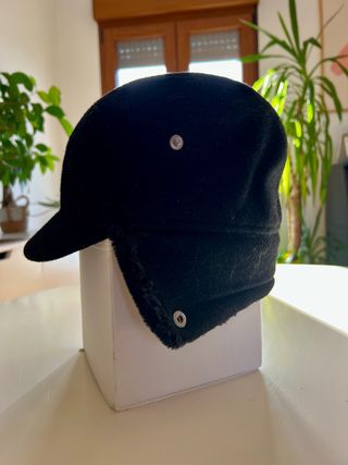 Gorro negro con orejeras