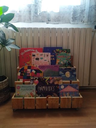 Libreria per bambini in legno Montessori