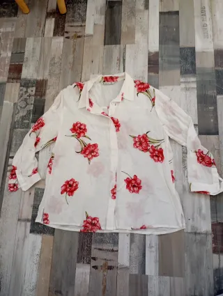 Camisa blanca con estampado floral rojo