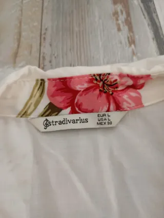 Camisa blanca con estampado floral rojo
