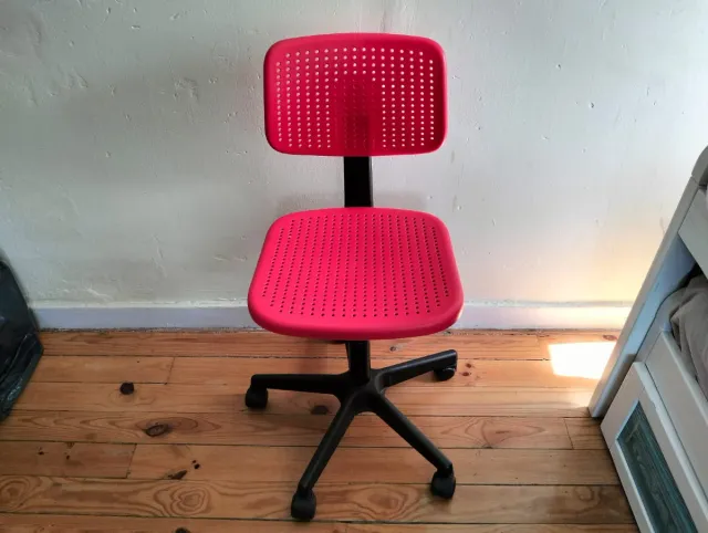 Silla infantil roja con ruedas de Ikea