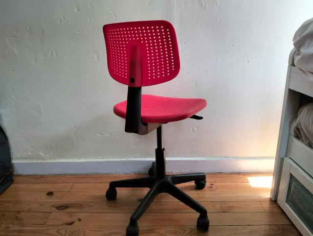 Silla infantil roja con ruedas de Ikea