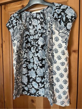 Blusa Bershka floral negra y azul