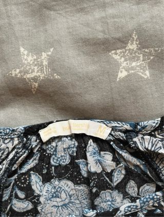 Blusa Bershka floral negra y azul