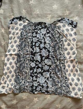 Blusa Bershka floral negra y azul