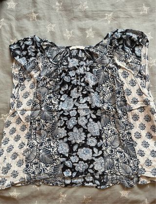 Blusa Bershka floral negra y azul