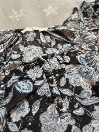 Blusa Bershka floral negra y azul