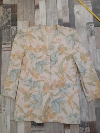 Americana floral beige y multicolor