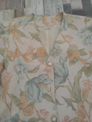 Americana floral beige y multicolor