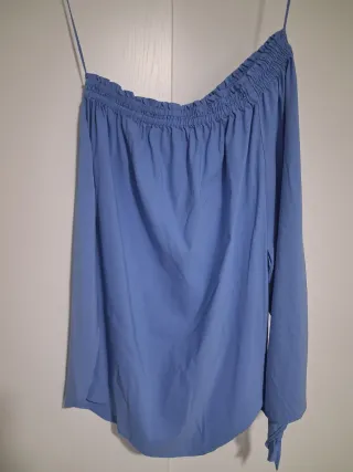 Blusa azul de un hombro