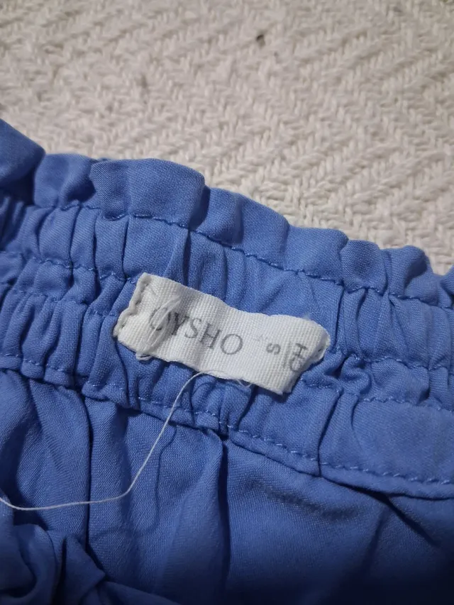 Blusa azul de un hombro