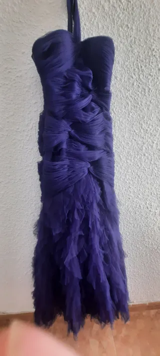 Vestido de fiesta morado con volantes