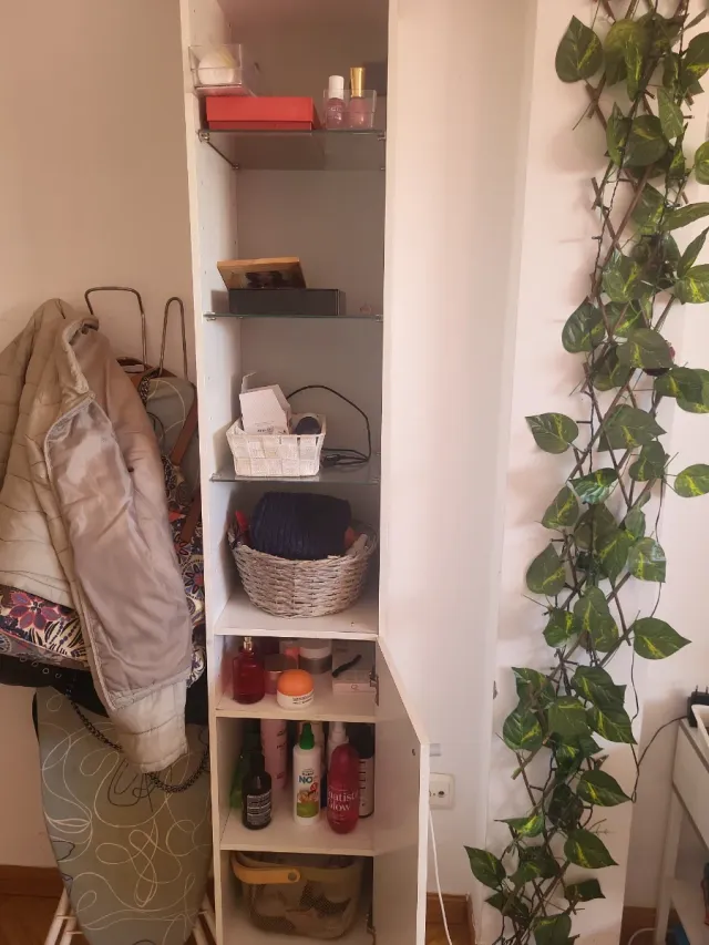 Mueble de baño estrecho blanco