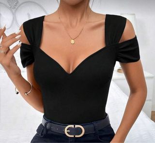 Top negro escote corazón manga corta