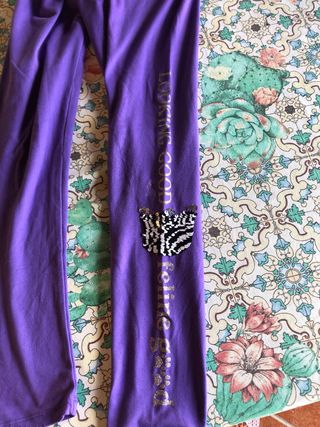 Pantaloni viola con paillettes
