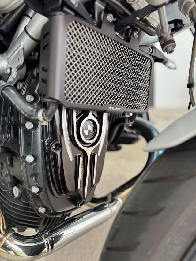 BMW R nineT Racer 2018
BY ROLAND SANDS DESIGN