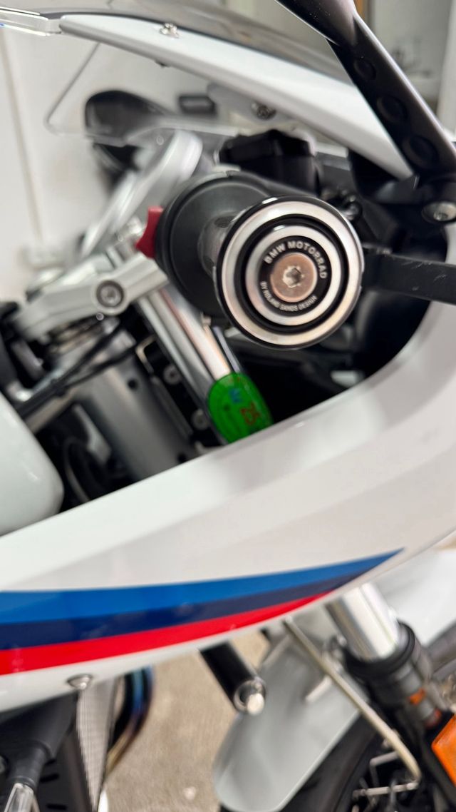 BMW R nineT Racer 2018
BY ROLAND SANDS DESIGN