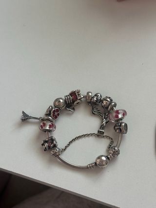 Dos pulseras Pandora con charms 
