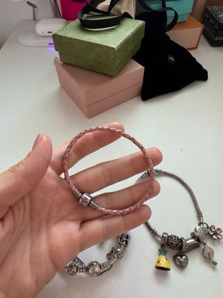 Dos pulseras Pandora con charms 