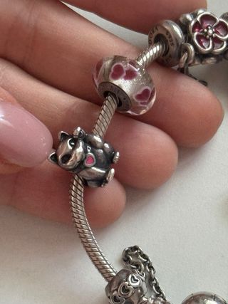Dos pulseras Pandora con charms 