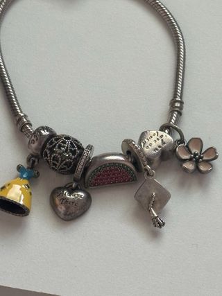 Dos pulseras Pandora con charms 