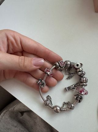 Dos pulseras Pandora con charms 