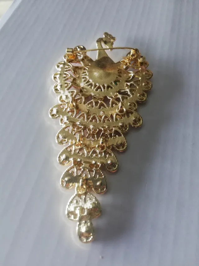 Broche Dourado Pavão Pedras Coloridas
