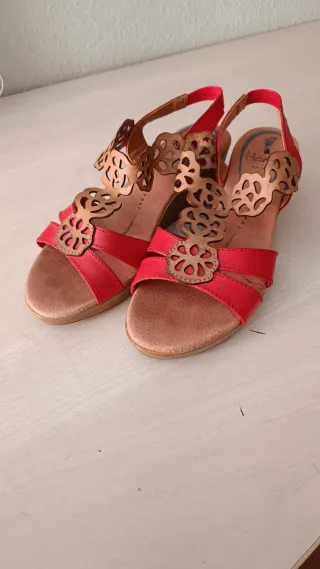 Sandalias Marila doradas y rojas