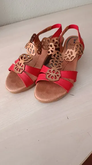 Sandalias Marila doradas y rojas