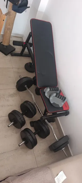 Banca y pesas para gimnasio