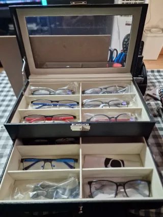 Expositor gafas, relojes y anillos