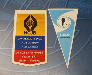 Banderín radio HCJB, Ecuador + LRA, Argentina.