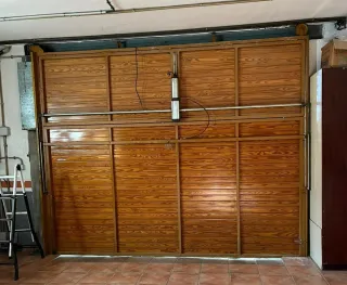 Puerta de garaje con motor
