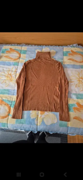 Jersey cuello alto canalé marrón