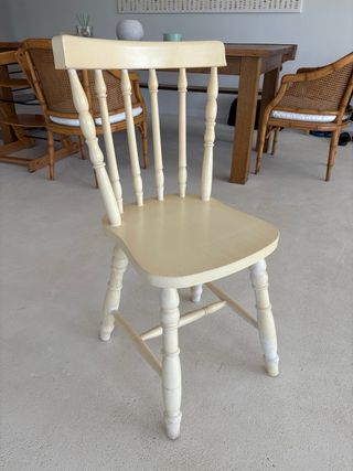 Sillas de madera color beige