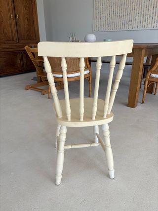 Sillas de madera color beige