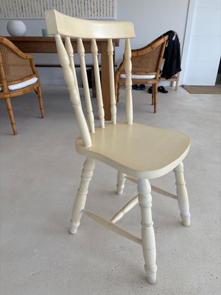 Sillas de madera color beige