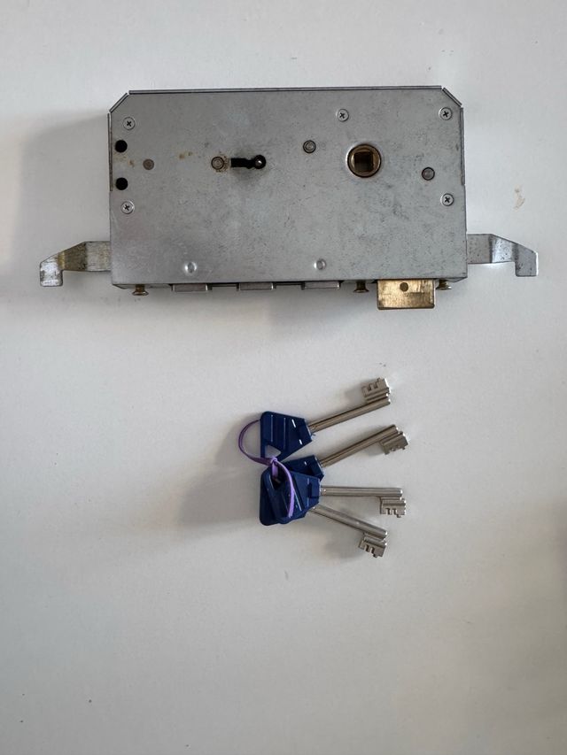 Cerradura blindada con 4 llaves