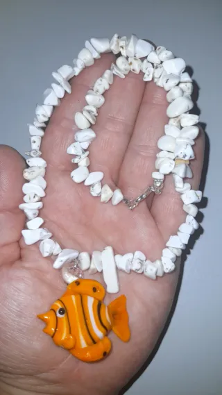 Collar blanco con pez naranja