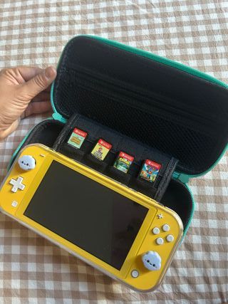 Nintendo Switch Lite Amarillo + 4 Juegos