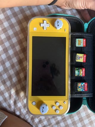 Nintendo Switch Lite Amarillo + 4 Juegos
