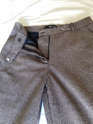 Pantalón marrón y gris