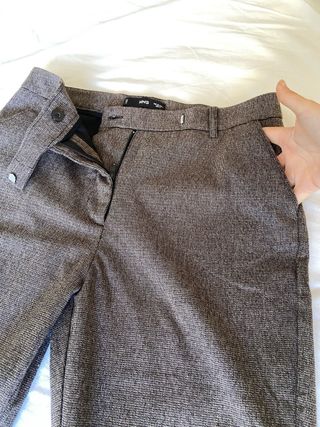 Pantalón marrón y gris