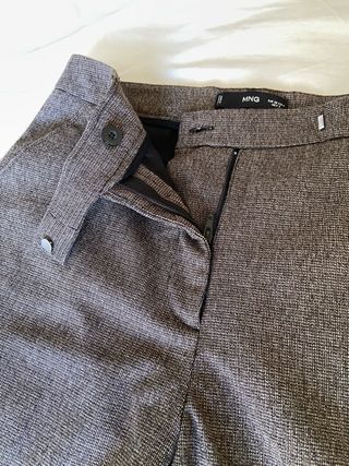 Pantalón marrón y gris