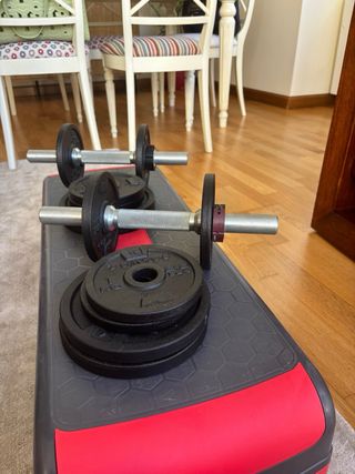 Step y pesas para ejercicio
