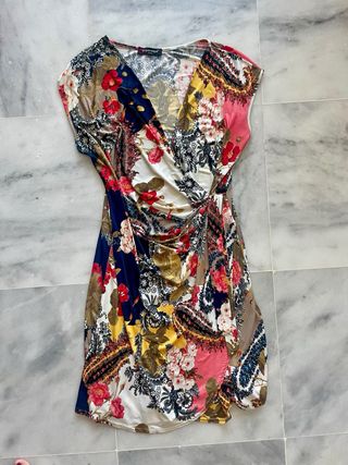 Vestido corto estampado floral sin mangas