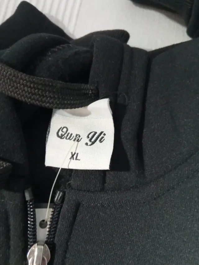 Sudadera Negra con León de Praga